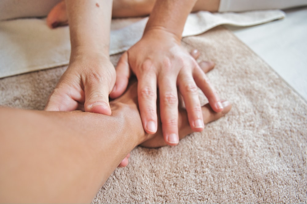 Manuelle Therapie – gezielte Handgriffe (Symbolbild)